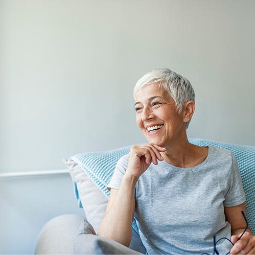 implante-dental-mujer-sonriendo